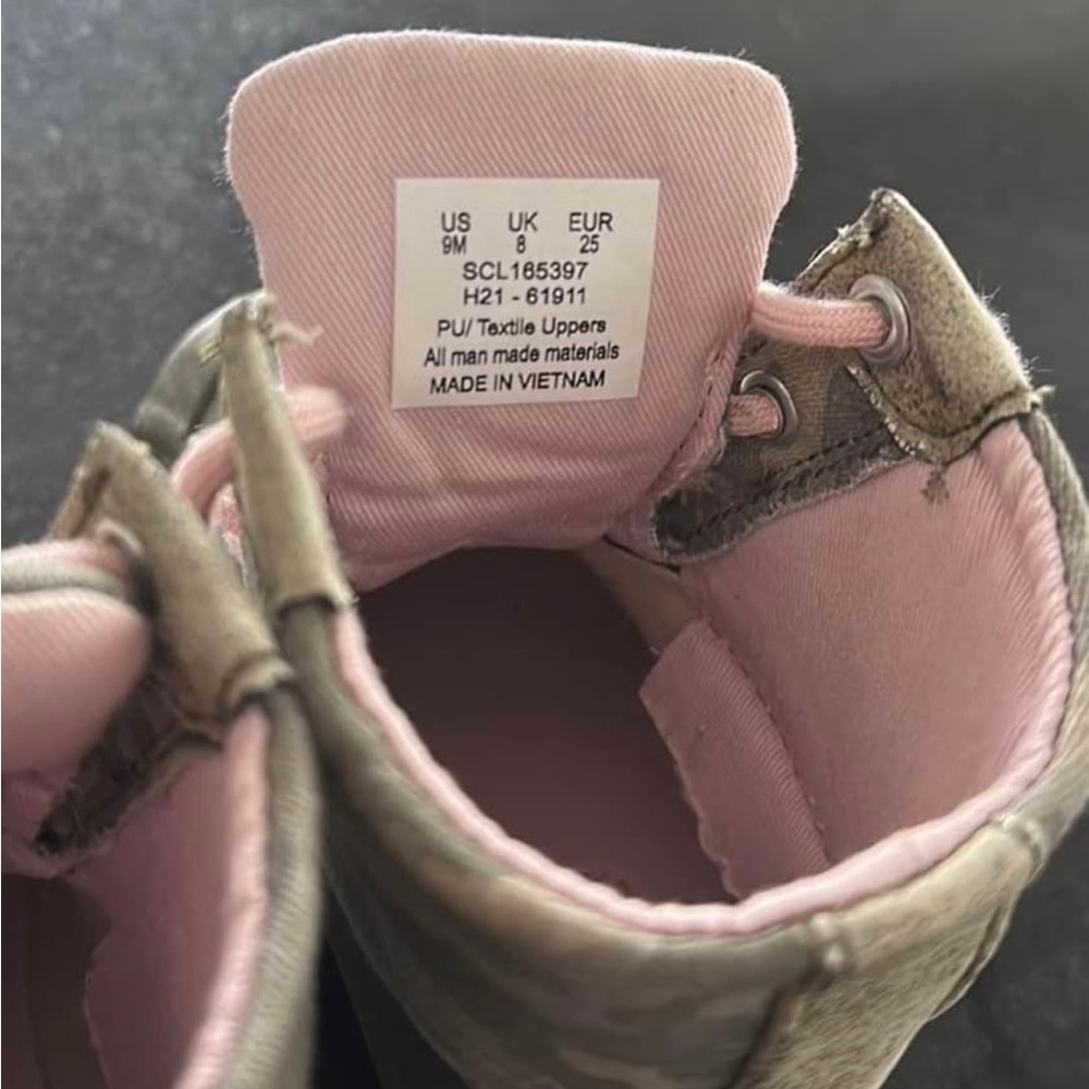 Boots size 9 toddler girl.
